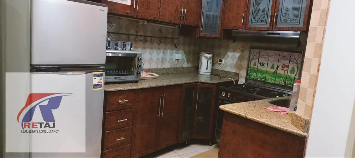 شقة مفروشة 200م للإيجار في فيلات الحي الخامس | 3 غرف | 2 حمام | Garden View — صورة 2